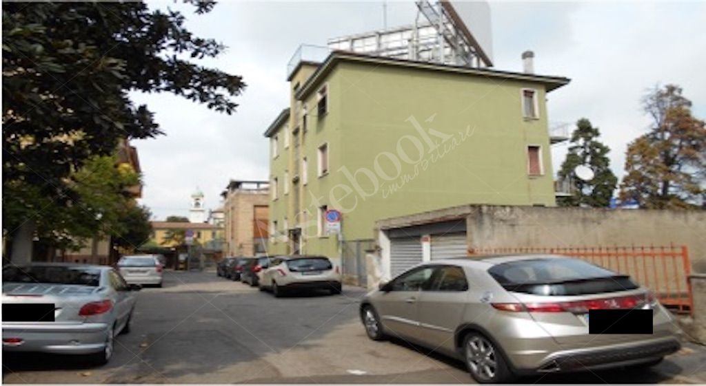 Laboratorio artigianale al piano seminterrato con cortile esclusivo in Milano