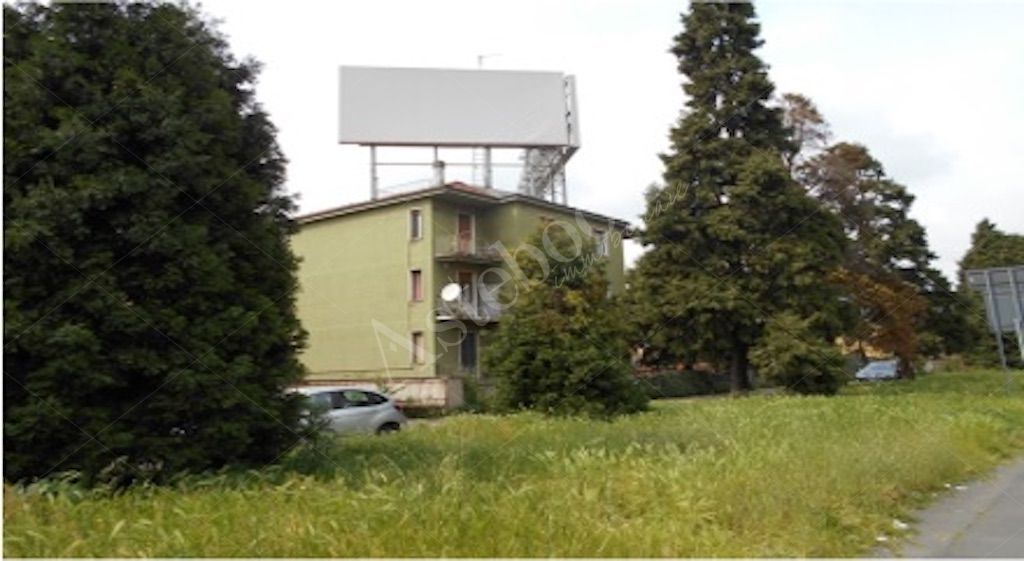 Laboratorio artigianale al piano seminterrato con cortile esclusivo in Milano