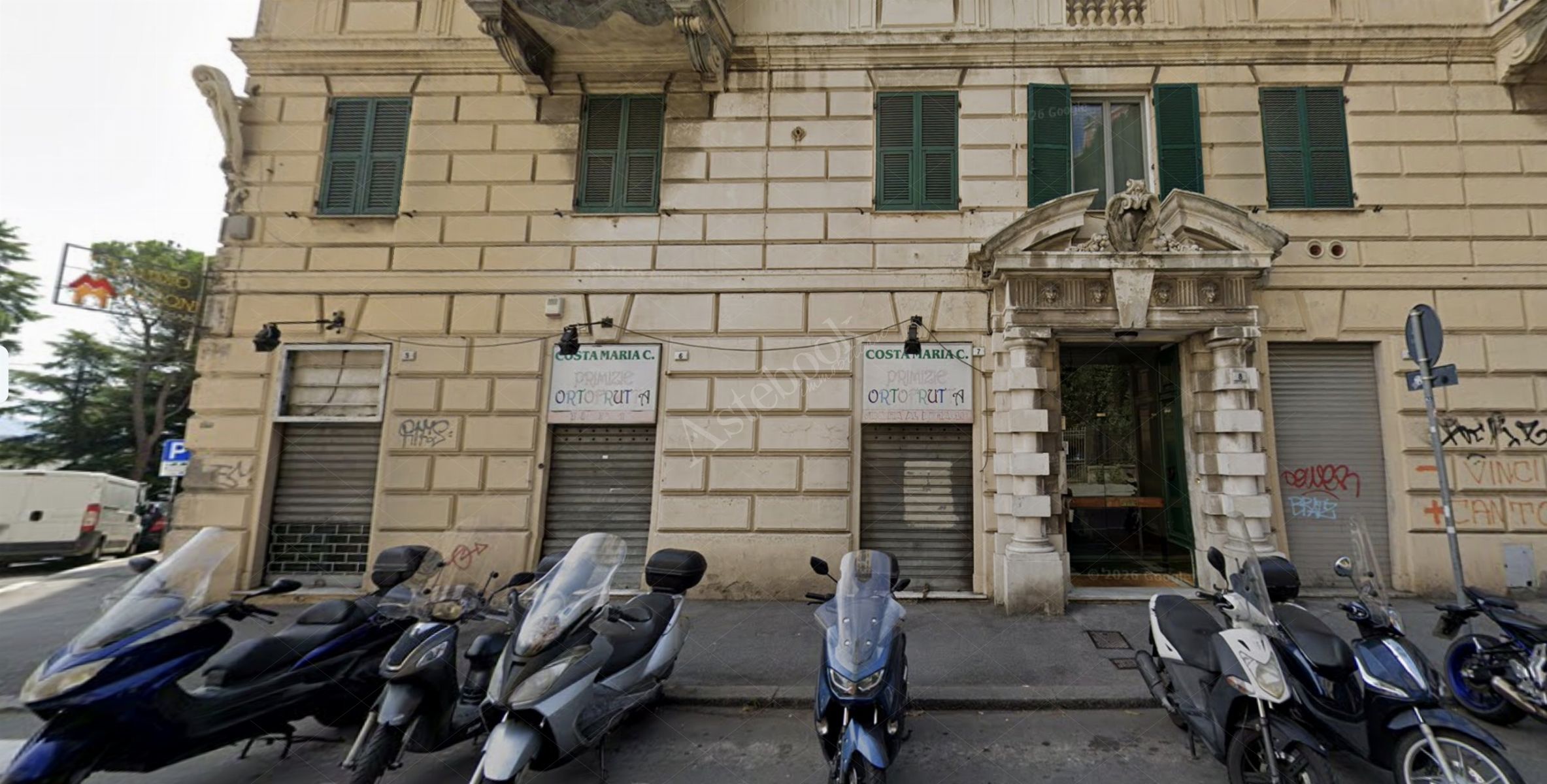 Unit� commerciale con vetrina fronte strada in Genova