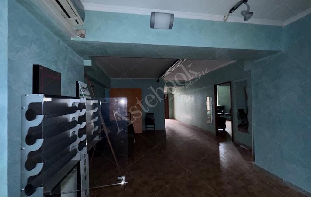 Ufficio al secondo piano in contesto residenziale in Roma