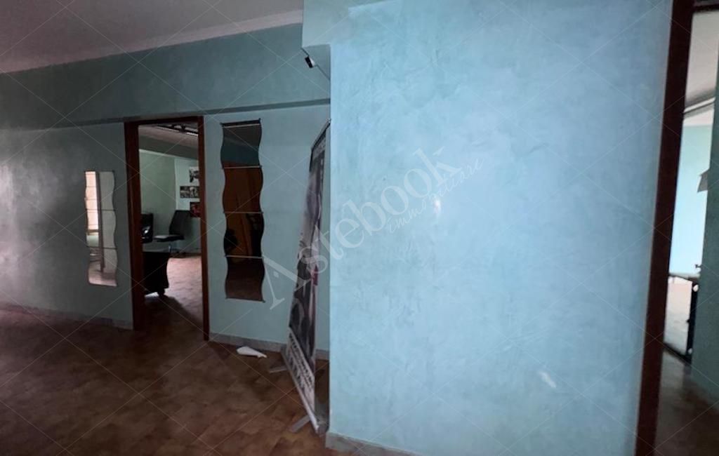 Ufficio al secondo piano in contesto residenziale in Roma