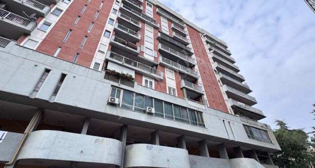 Ufficio al secondo piano in contesto residenziale in Roma