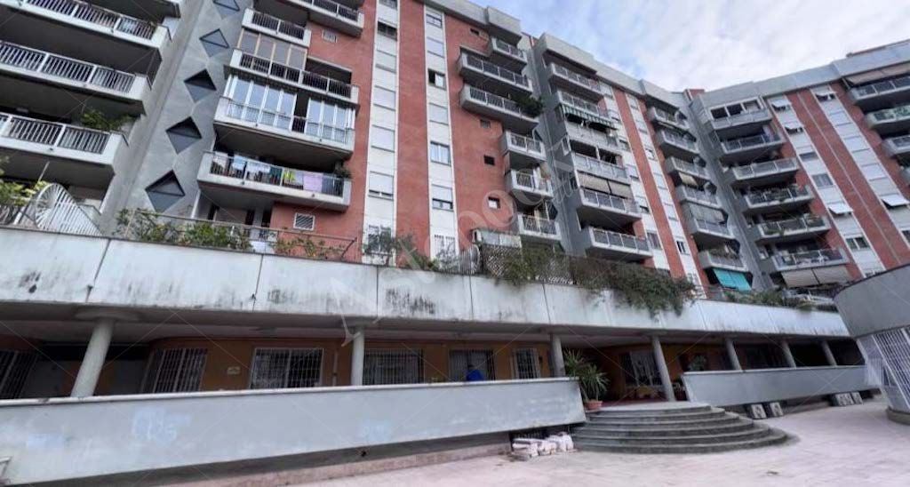 Ufficio al secondo piano in contesto residenziale in Roma