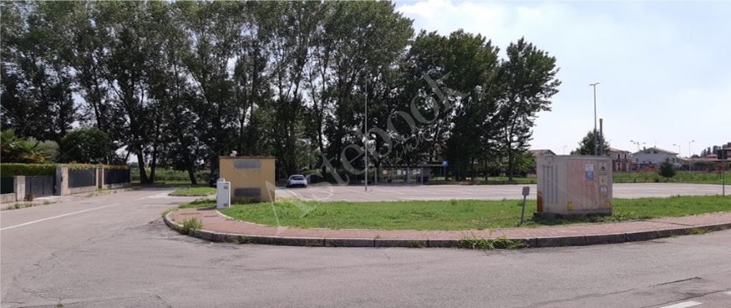Complesso immobiliare composto da capannone artigianale e due unit� residenziali di servizio in Sant'Elena