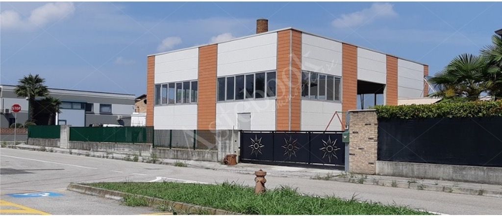 Complesso immobiliare composto da capannone artigianale e due unit� residenziali di servizio in Sant'Elena