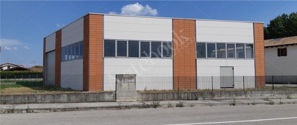 Complesso immobiliare composto da capannone artigianale e due unit� residenziali di servizio in Sant'Elena