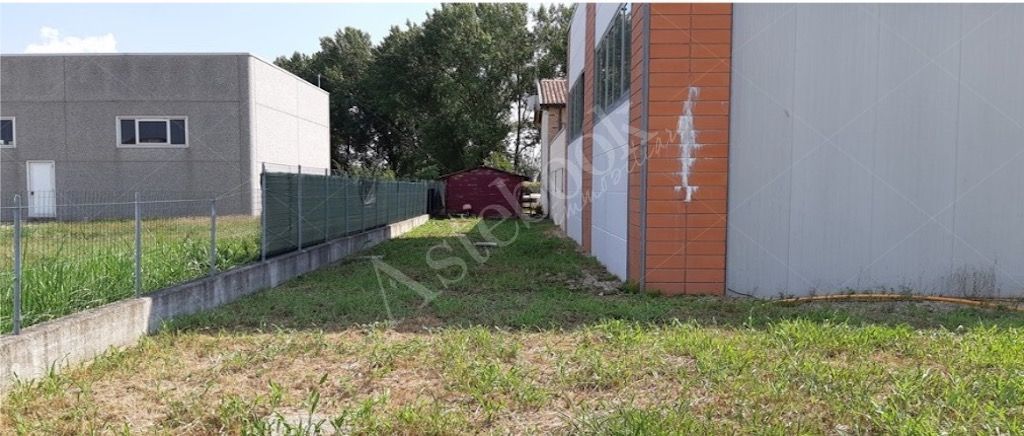 Complesso immobiliare composto da capannone artigianale e due unit� residenziali di servizio in Sant'Elena