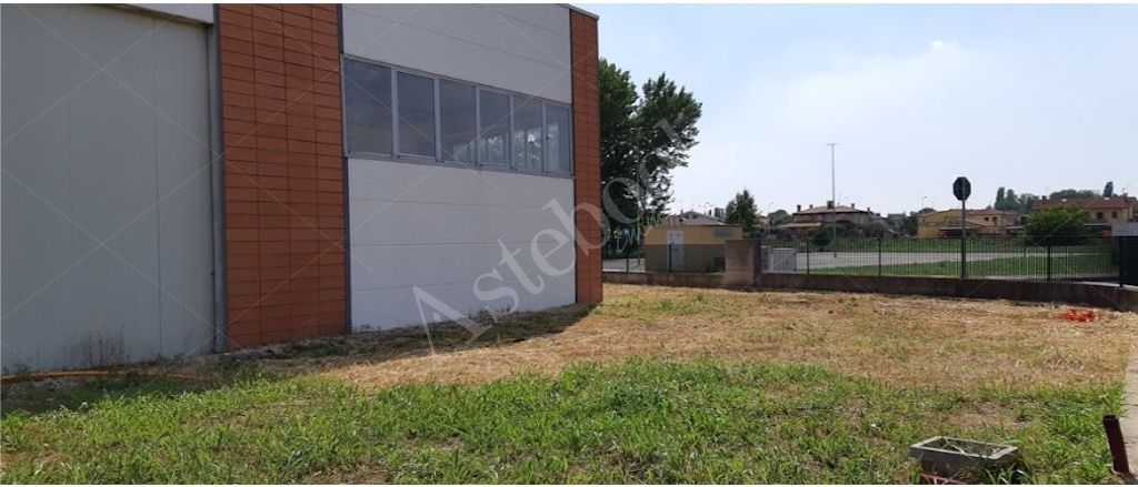 Complesso immobiliare composto da capannone artigianale e due unit� residenziali di servizio in Sant'Elena