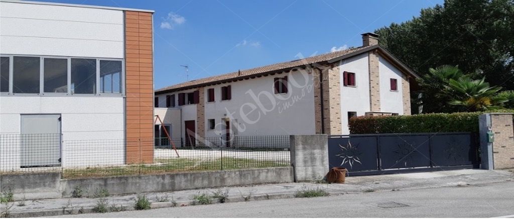 Complesso immobiliare composto da capannone artigianale e due unit� residenziali di servizio in Sant'Elena