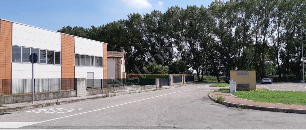 Complesso immobiliare composto da capannone artigianale e due unit� residenziali di servizio in Sant'Elena