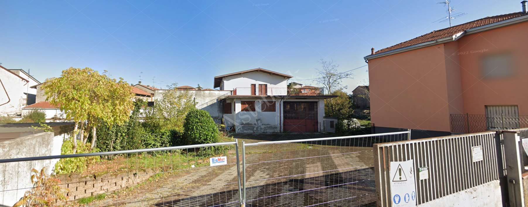 Complesso immobiliare costituito da deposito, laboratorio ed appartamento in Fara Gera d'Adda