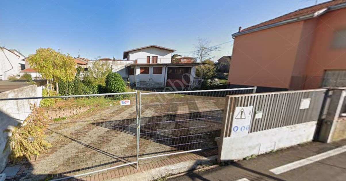 Complesso immobiliare costituito da deposito, laboratorio ed appartamento in Fara Gera d'Adda