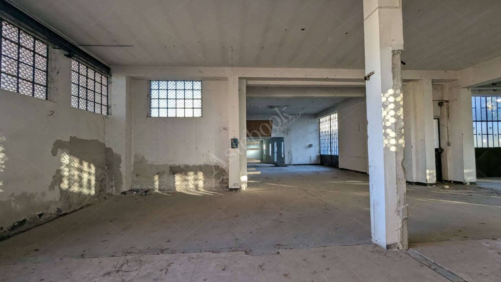 Complesso immobiliare costituito da deposito, laboratorio ed appartamento in Fara Gera d'Adda