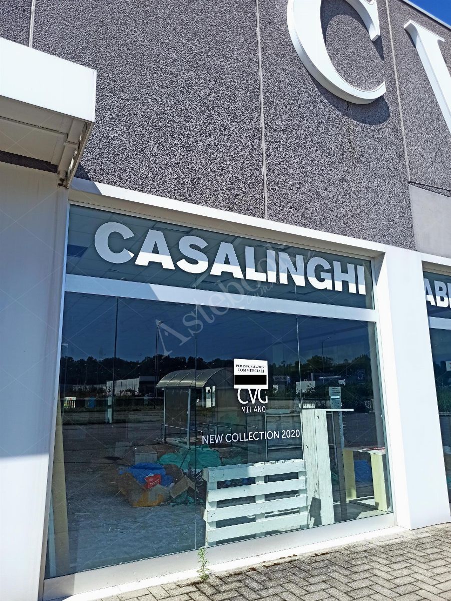 Porzione di capannone commerciale con area esposizione, magazzino ed ufficio in Romagnano Sesia