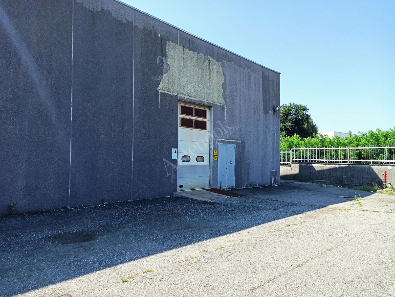 Porzione di capannone commerciale con area esposizione, magazzino ed ufficio in Romagnano Sesia