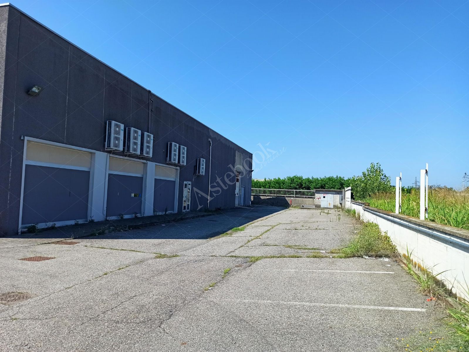 Porzione di capannone commerciale con area esposizione, magazzino ed ufficio in Romagnano Sesia