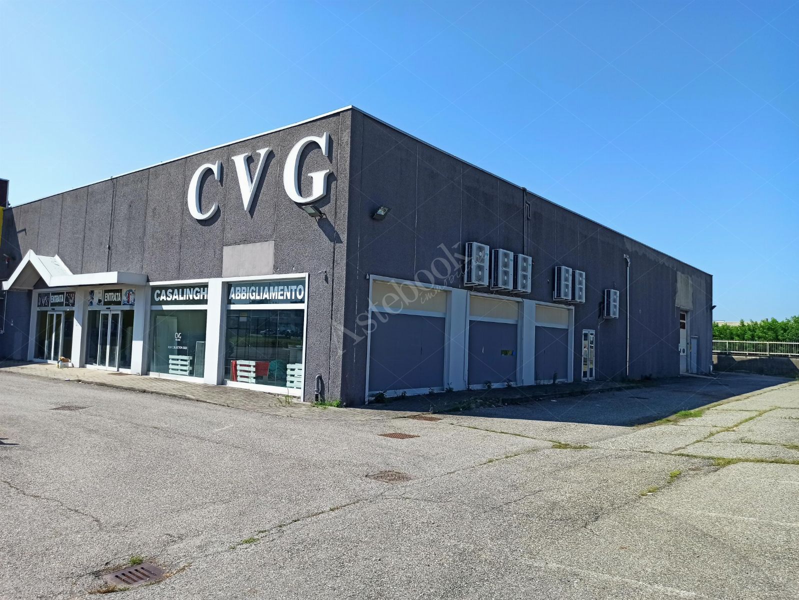 Porzione di capannone commerciale con area esposizione, magazzino ed ufficio in Romagnano Sesia