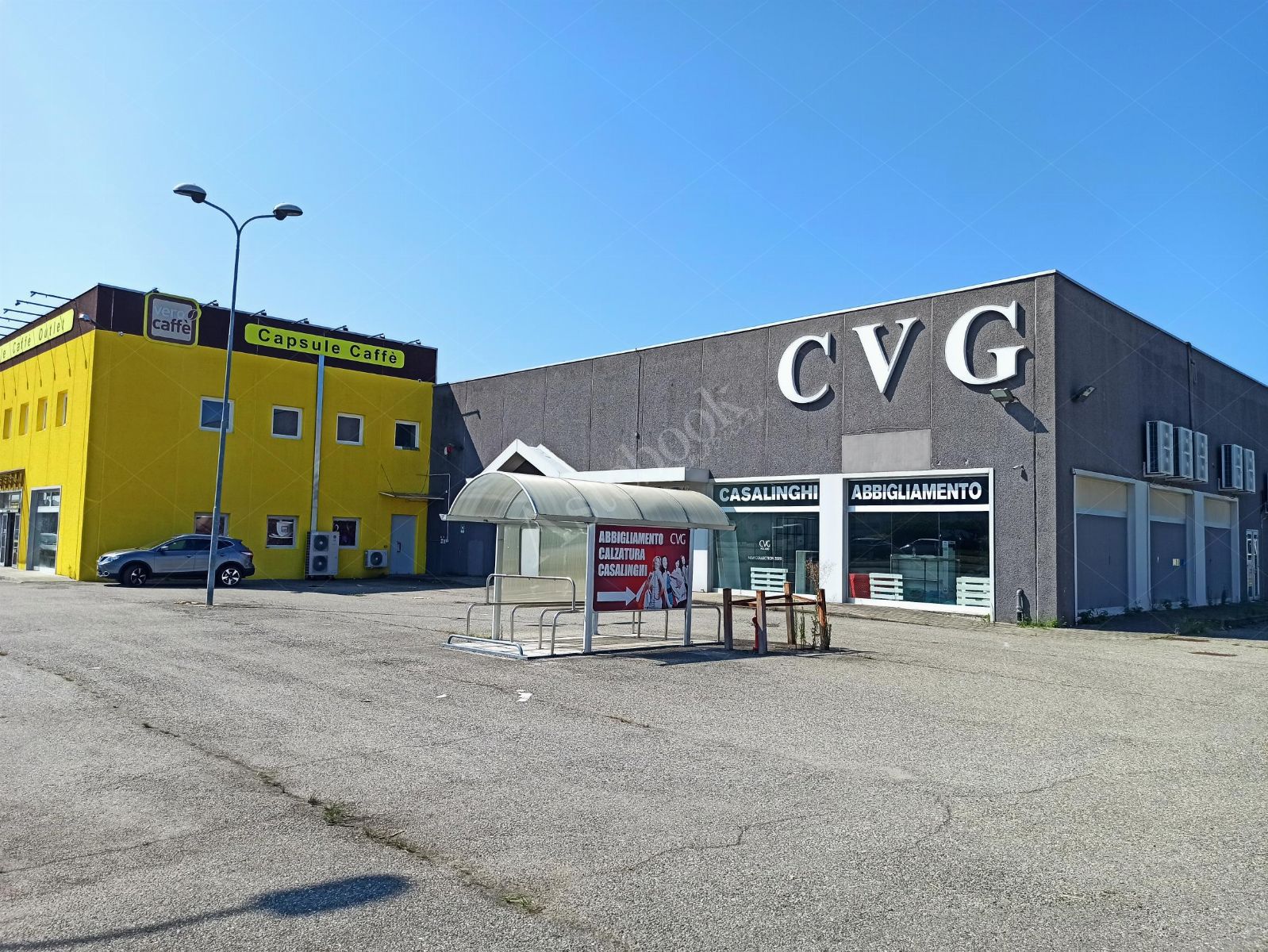 Porzione di capannone commerciale con area esposizione, magazzino ed ufficio in Romagnano Sesia