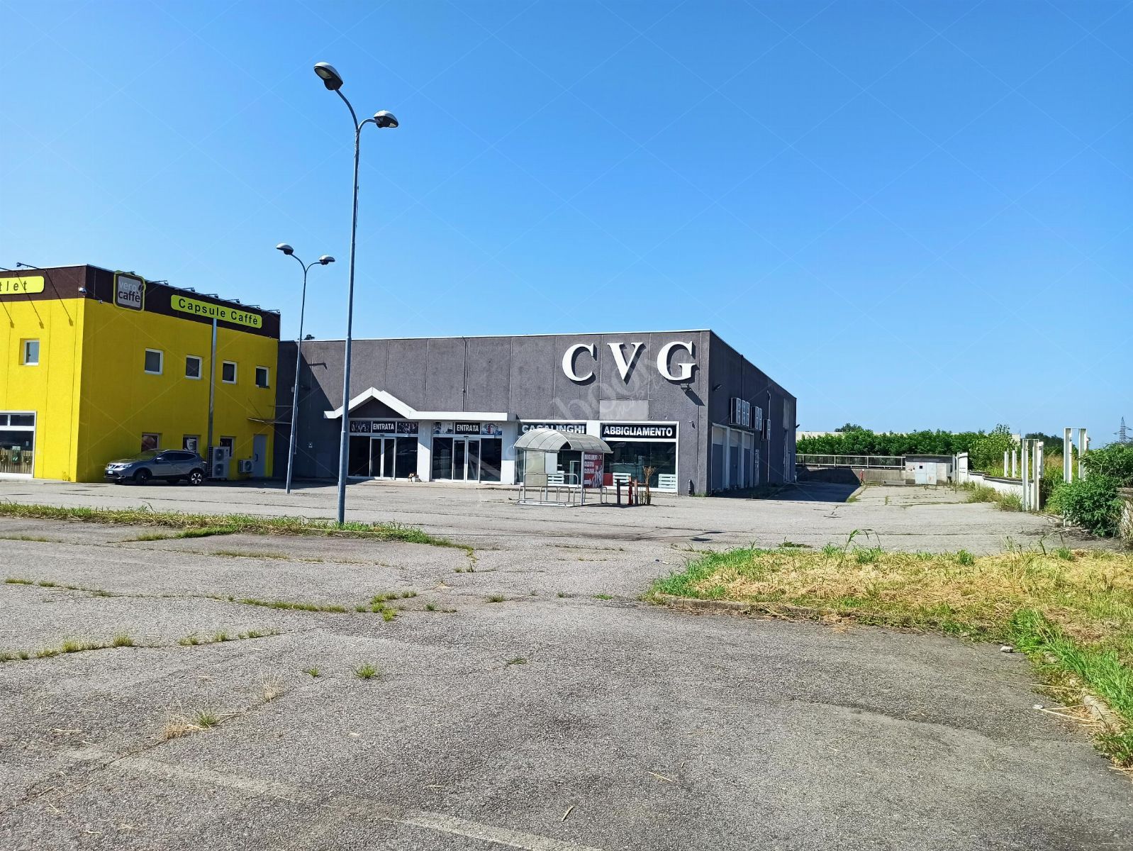Porzione di capannone commerciale con area esposizione, magazzino ed ufficio in Romagnano Sesia