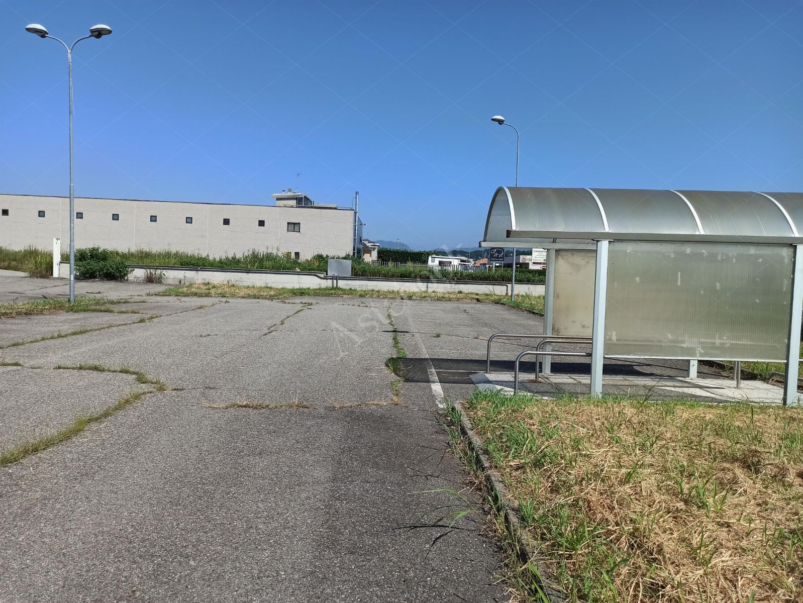 Porzione di capannone commerciale con area esposizione, magazzino ed ufficio in Romagnano Sesia