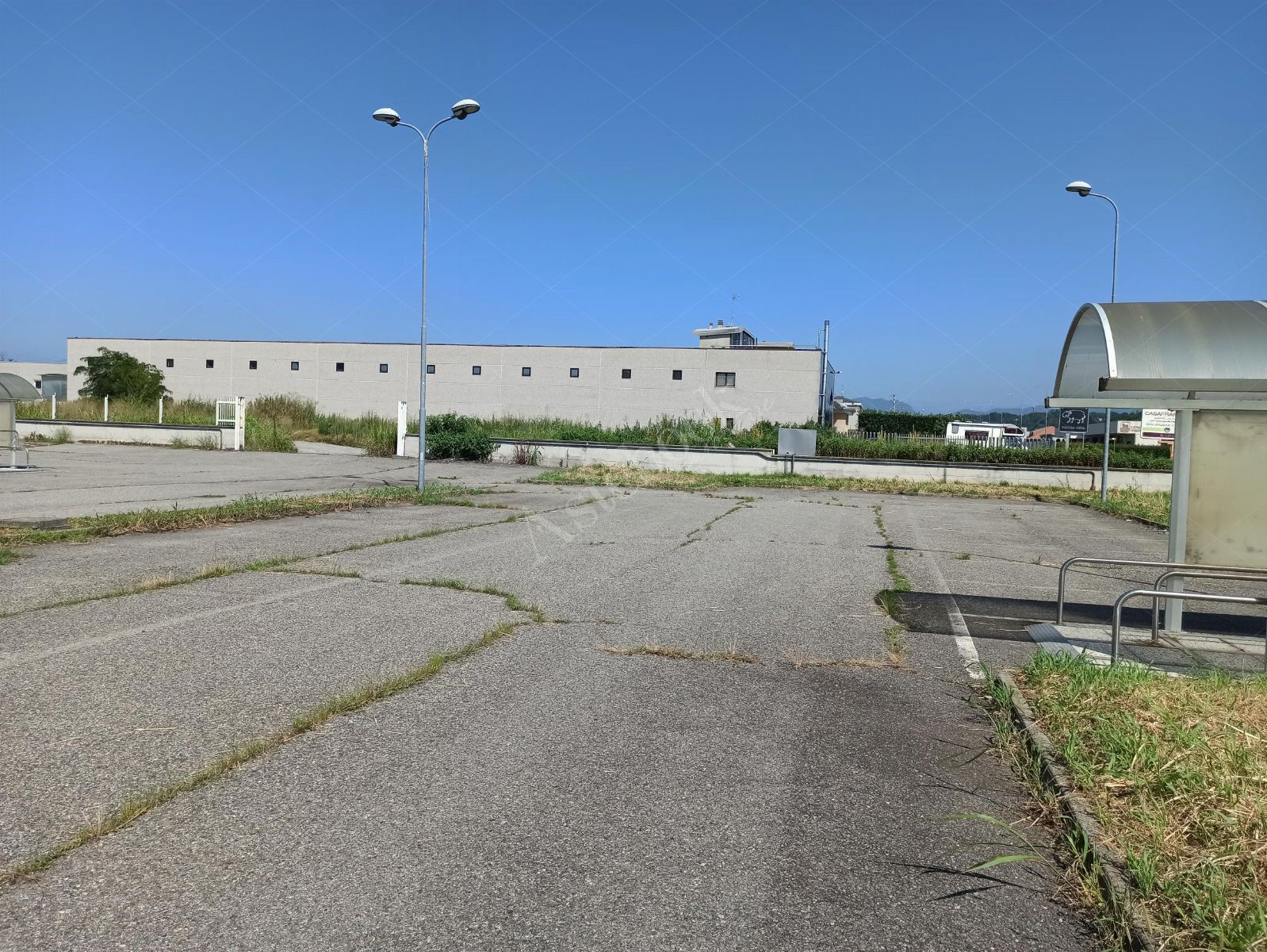 Porzione di capannone commerciale con area esposizione, magazzino ed ufficio in Romagnano Sesia