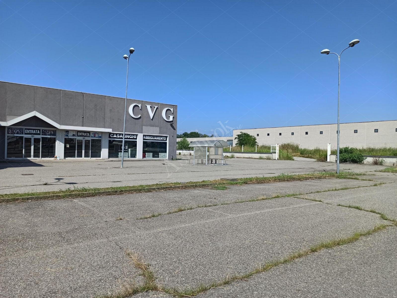 Porzione di capannone commerciale con area esposizione, magazzino ed ufficio in Romagnano Sesia