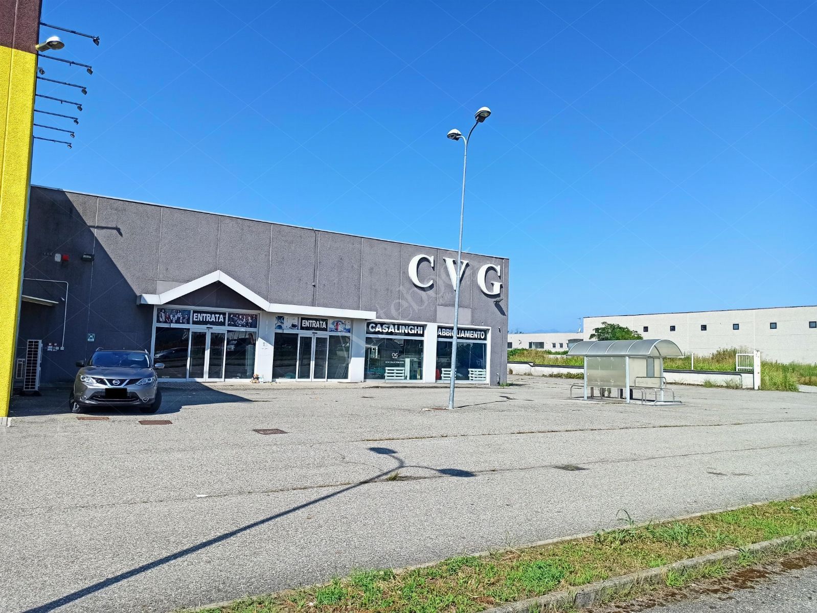 Porzione di capannone commerciale con area esposizione, magazzino ed ufficio in Romagnano Sesia