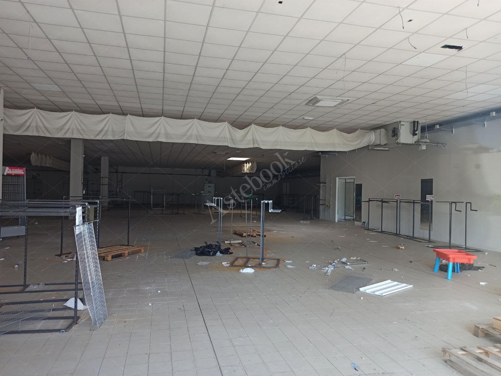Porzione di capannone commerciale con area esposizione, magazzino ed ufficio in Romagnano Sesia