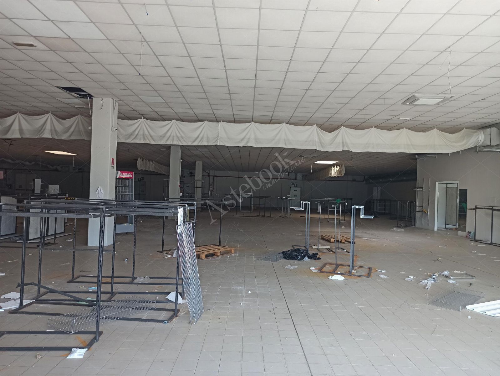 Porzione di capannone commerciale con area esposizione, magazzino ed ufficio in Romagnano Sesia