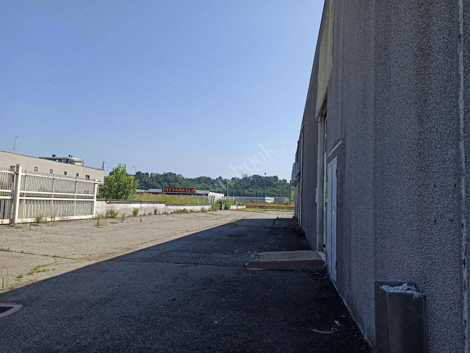 Porzione di capannone commerciale con area esposizione, magazzino ed ufficio in Romagnano Sesia