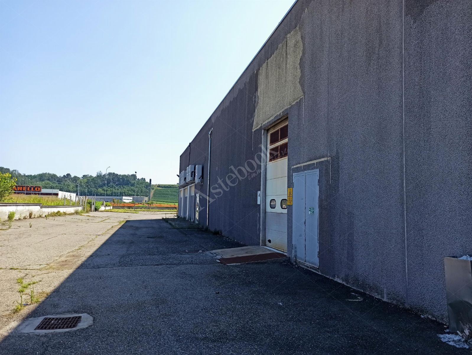 Porzione di capannone commerciale con area esposizione, magazzino ed ufficio in Romagnano Sesia