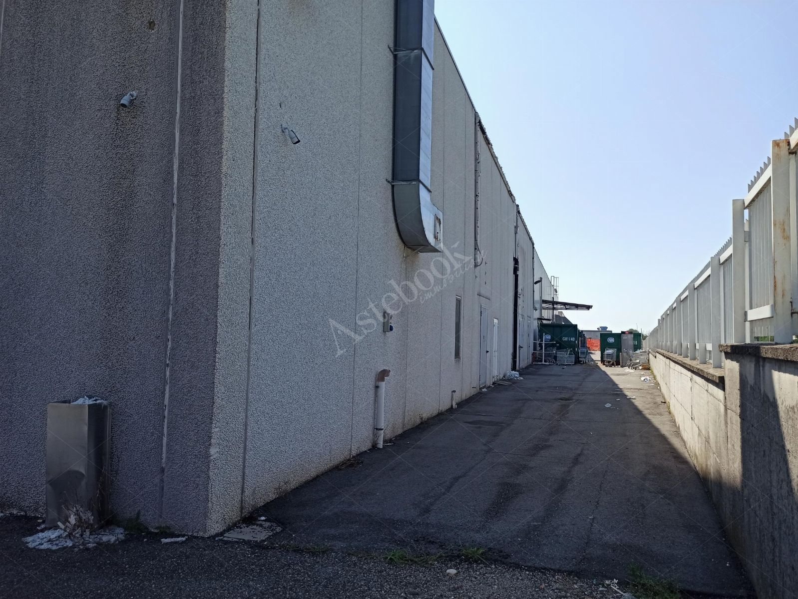 Porzione di capannone commerciale con area esposizione, magazzino ed ufficio in Romagnano Sesia