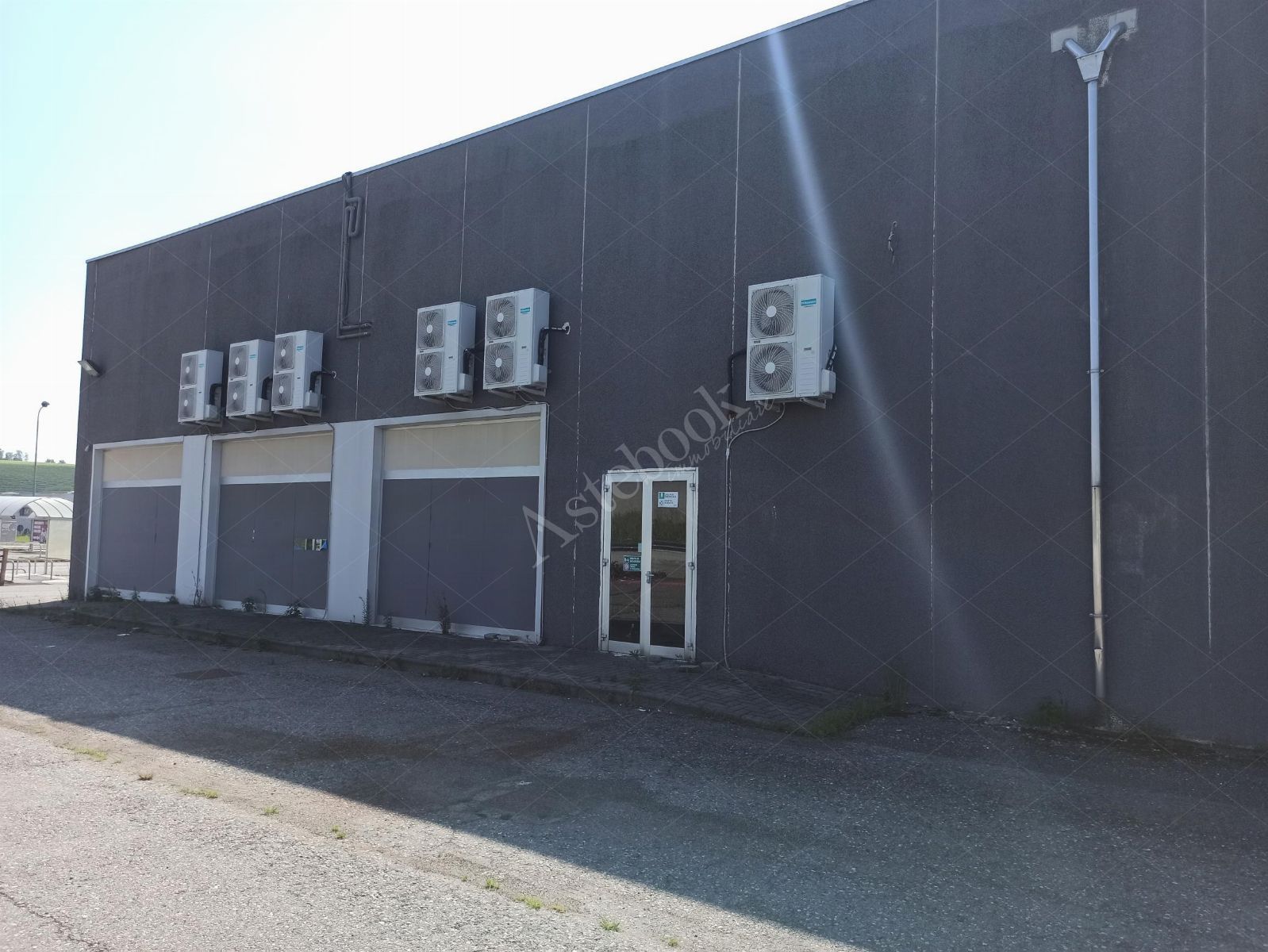 Porzione di capannone commerciale con area esposizione, magazzino ed ufficio in Romagnano Sesia
