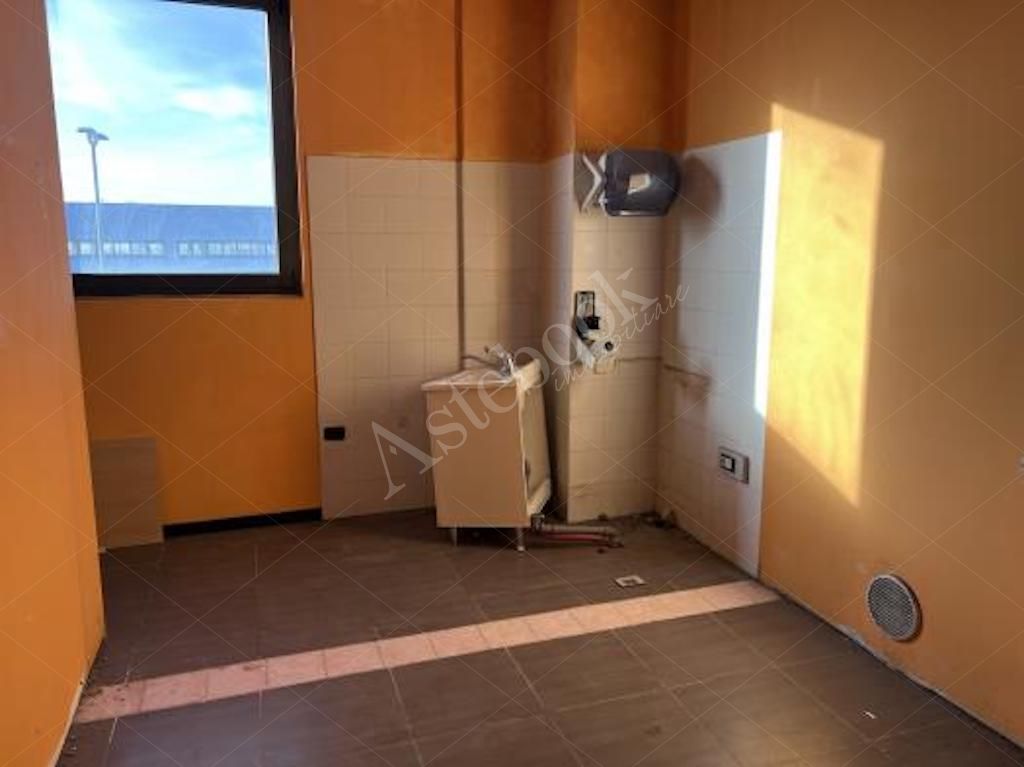 Porzione di capannone commerciale con soppalco in Cazzago San Martino