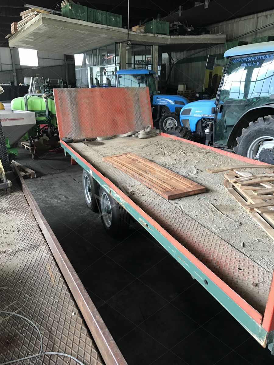 Lotto 1 - composto da macchinari per mele, carrello elevatore, trattore agricolo e rimorchio