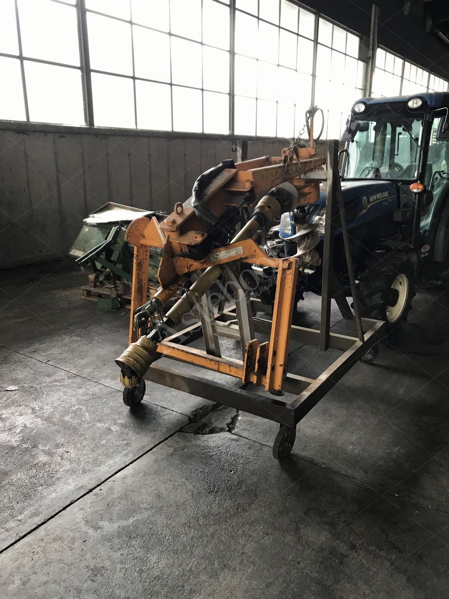 Lotto 1 - composto da macchinari per mele, carrello elevatore, trattore agricolo e rimorchio