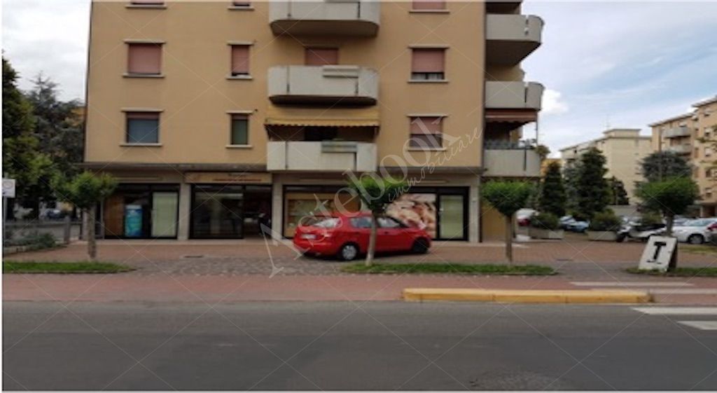 Negozio al piano terra con ingresso indipendente e area parcheggio in Carpi