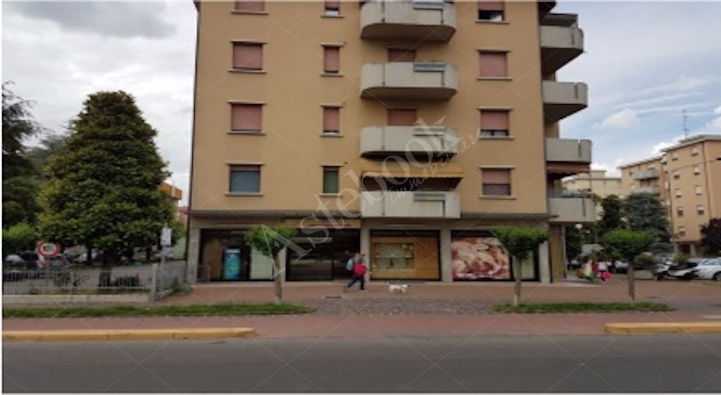 Negozio al piano terra con ingresso indipendente e area parcheggio in Carpi