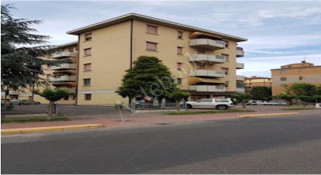Negozio al piano terra con ingresso indipendente e area parcheggio in Carpi