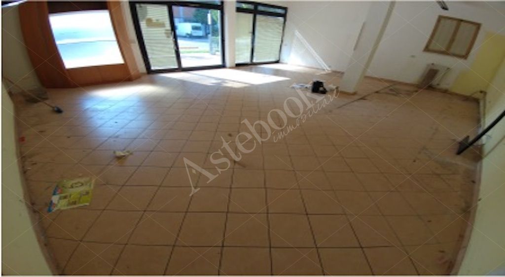 Negozio al piano terra con ingresso indipendente e area parcheggio in Carpi