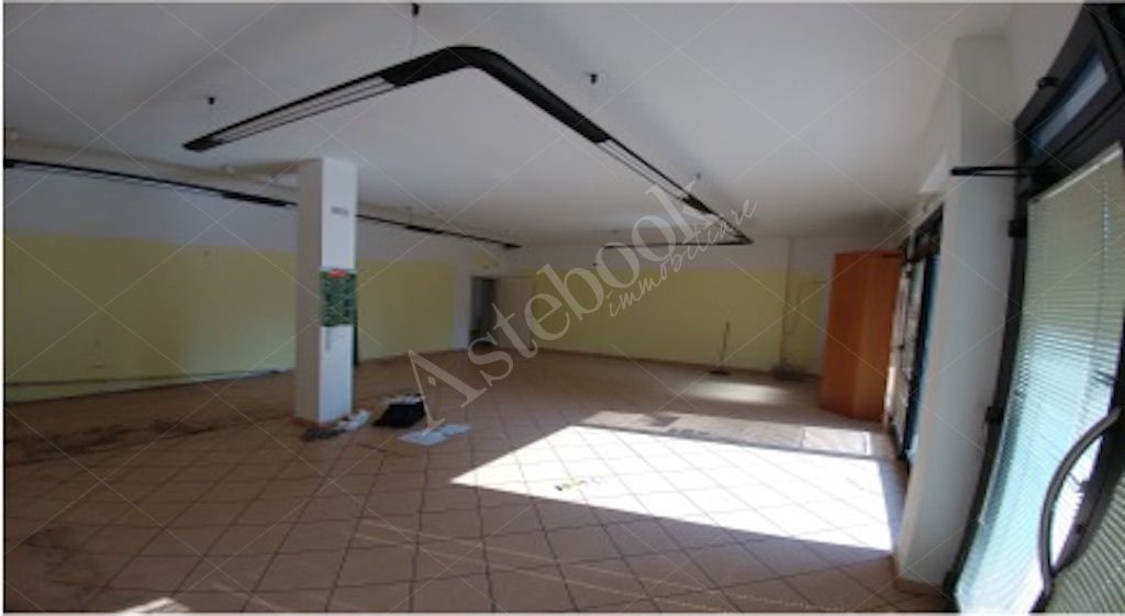 Negozio al piano terra con ingresso indipendente e area parcheggio in Carpi