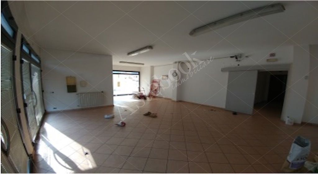 Negozio al piano terra con ingresso indipendente e area parcheggio in Carpi