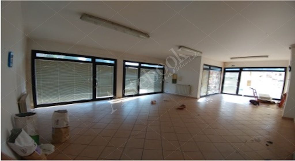 Negozio al piano terra con ingresso indipendente e area parcheggio in Carpi