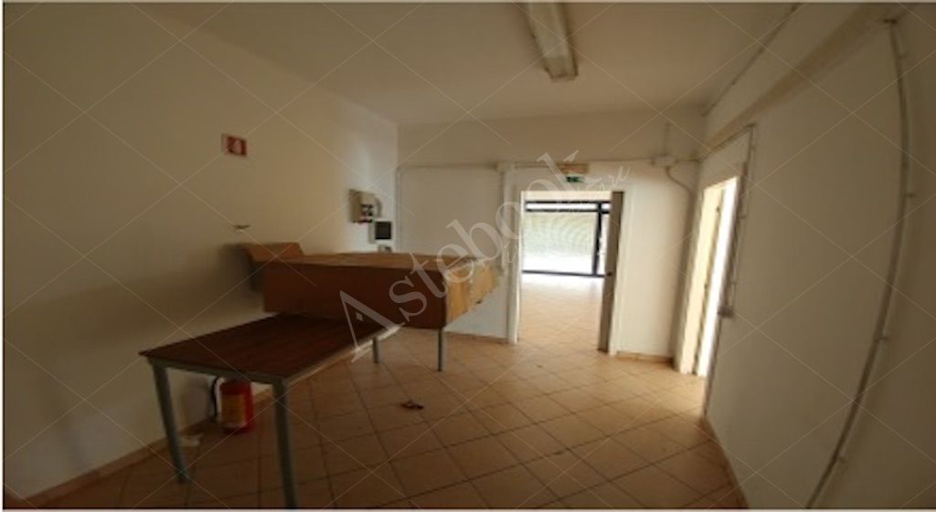 Negozio al piano terra con ingresso indipendente e area parcheggio in Carpi