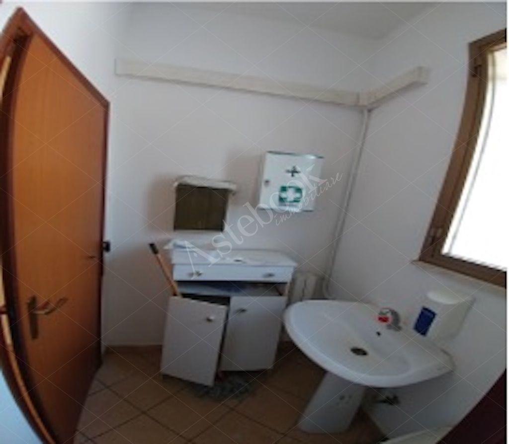 Negozio al piano terra con ingresso indipendente e area parcheggio in Carpi