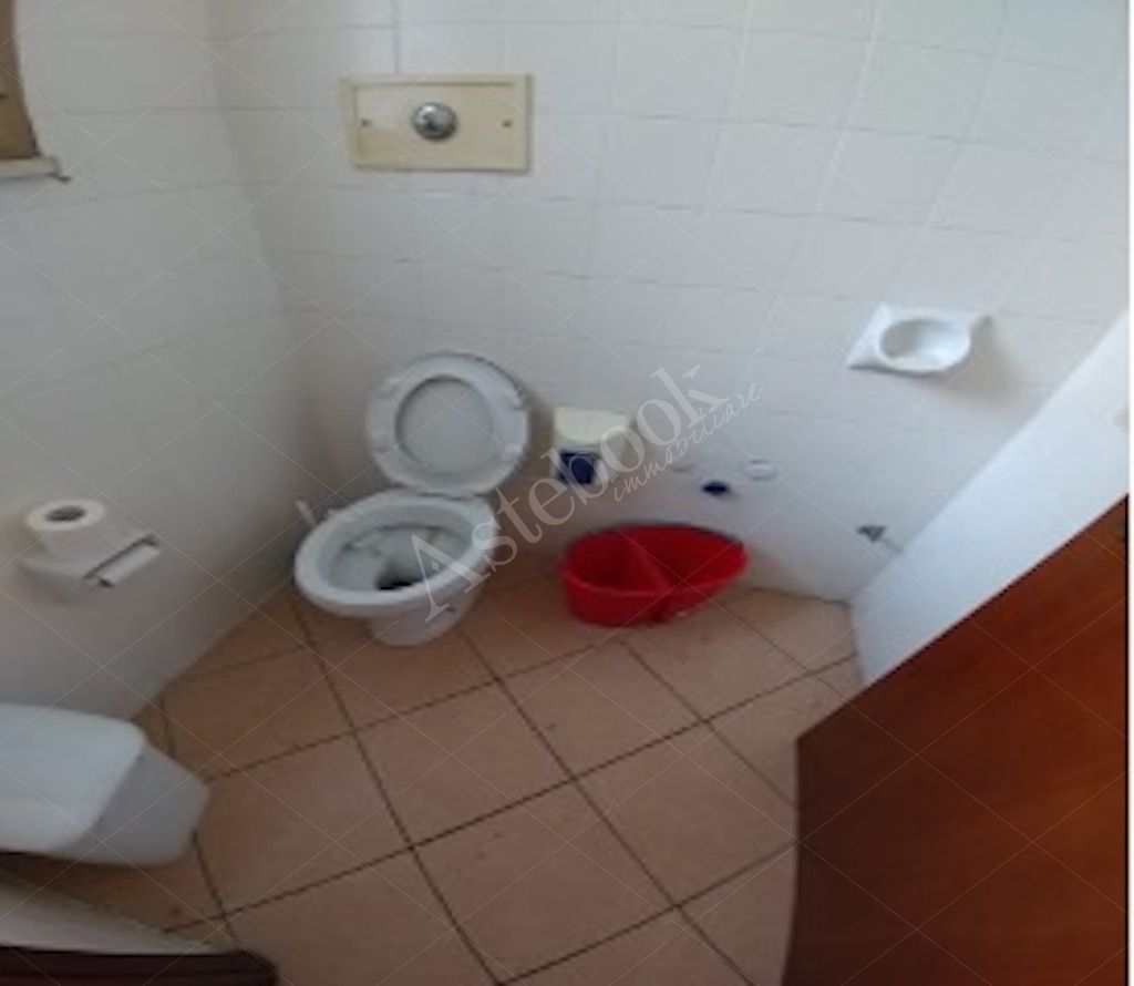 Negozio al piano terra con ingresso indipendente e area parcheggio in Carpi