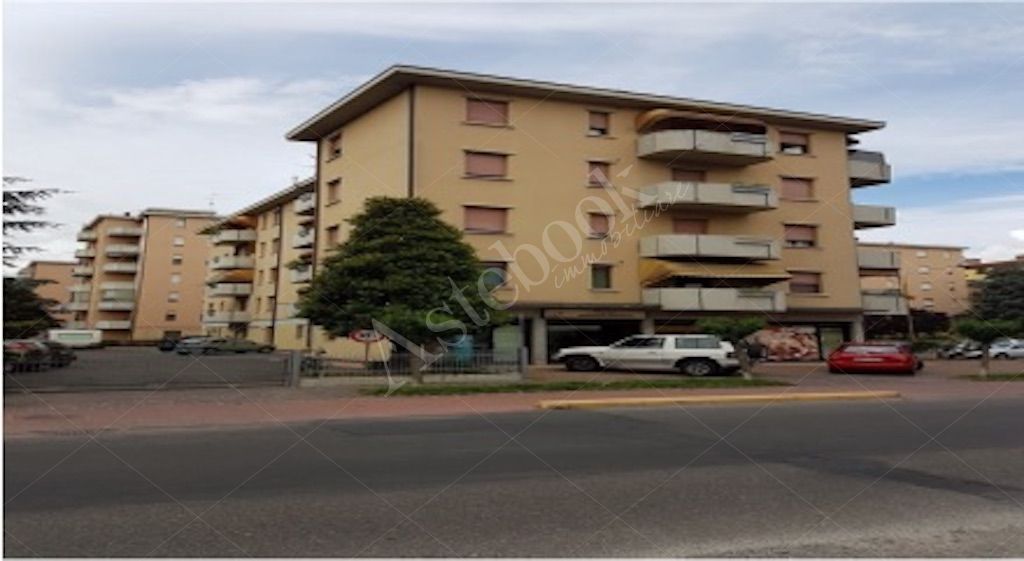 Negozio al piano terra con ingresso indipendente e area parcheggio in Carpi