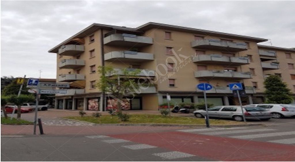 Negozio al piano terra con ingresso indipendente e area parcheggio in Carpi