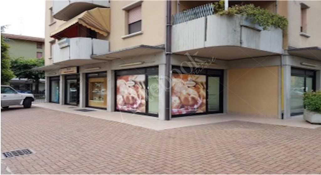 Negozio al piano terra con ingresso indipendente e area parcheggio in Carpi