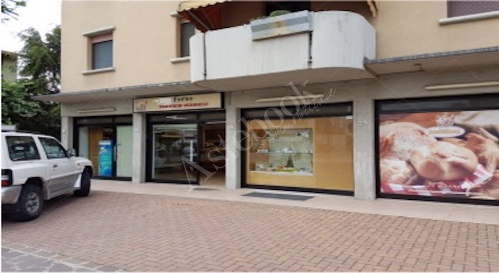 Negozio al piano terra con ingresso indipendente e area parcheggio in Carpi